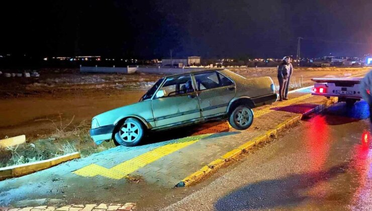 Konya’da alkollü şoför kaldırımda askıda kaldı
