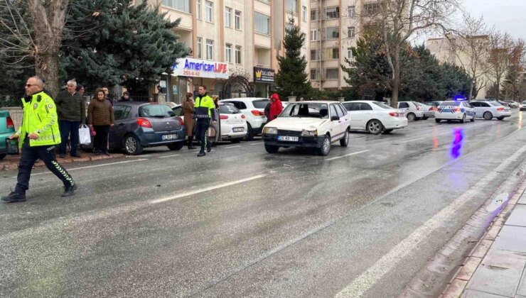 Konya’da Araba Çocuğa Çarptı, Vatandaşlar Yardım Etti