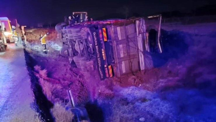 Konya’da elma yüklü kamyon devrildi, şoför yaralandı