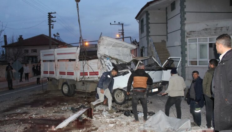 Konya’da küçükbaş hayvan yüklü kamyonet devrildi, 2 kişi hayatını kaybetti