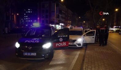 Kovalamacada aracını bırakıp kaçmaya çalışan kuşkulu polise yakalandı: ‘3 defa tabanca yakalattım’