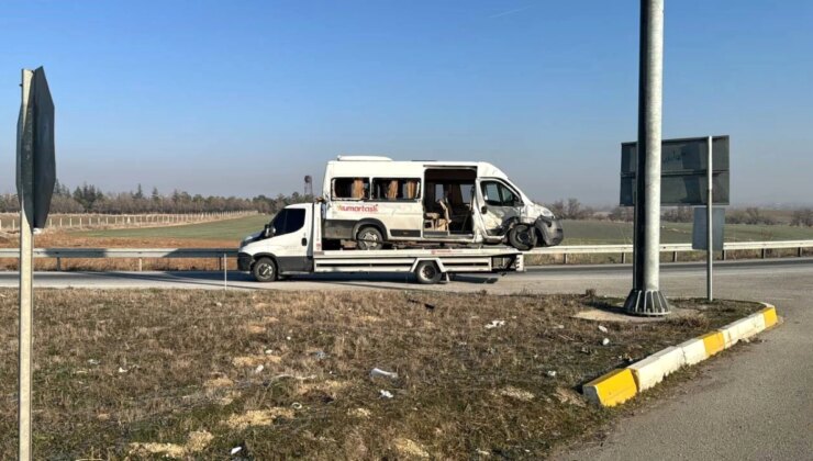 Afyonkarahisar’da emekçi servisi ile kamyonetin çarpıştığı kazada 8 kişi yaralandı