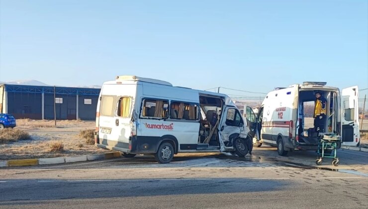 Afyonkarahisar’da minibüs ile kamyonet çarpıştı: 8 yaralı